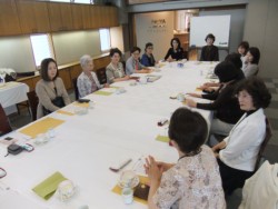 ���l�U���T�����Ŏq�������𒆐S�Ƃ�����d�����ɂ��Ęb�����������o�[